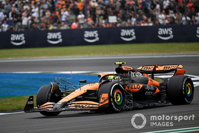 Lando Norris, McLaren MCL38, con equipo de sensores acoplado