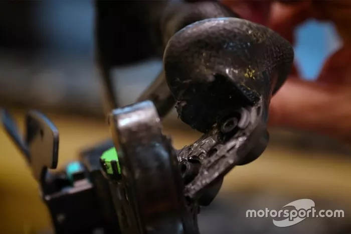 Volante de Fernando Alonso quebrado