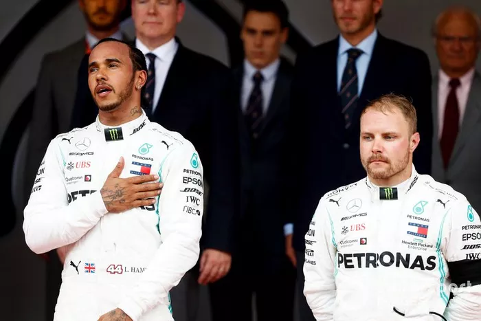 Il vincitore della gara Lewis Hamilton, Mercedes AMG F1 e Valtteri Bottas, Mercedes AMG F1, sul podio