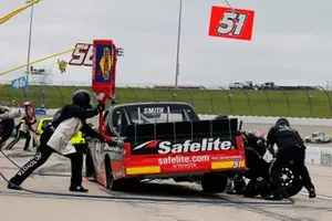  Chandler Smith, Kyle Busch Motorsports, Toyota Tundra Toyota Safelite AutoGlass pit stop