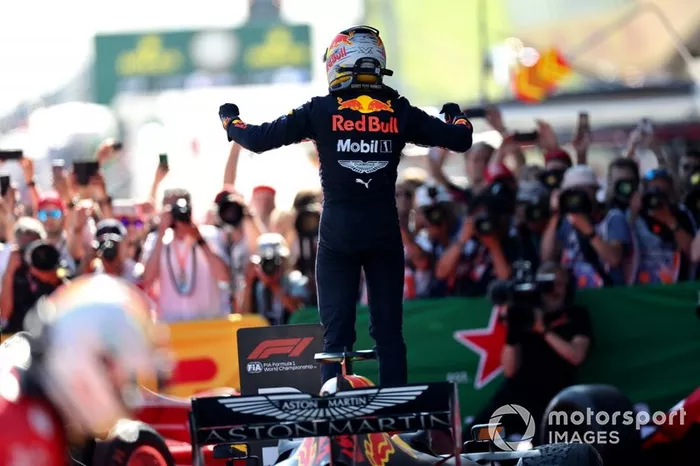 Max Verstappen, Red Bull Racing, prima posizione, festeggia al Parc Ferme