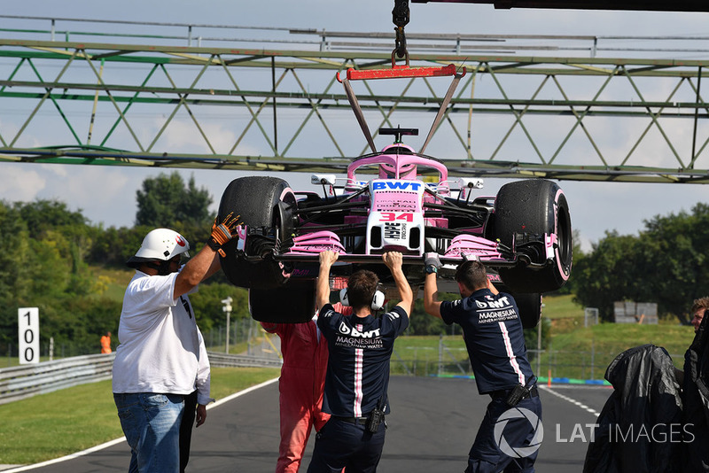 La voiture de Nikita Mazepin, Force India VJM11, est prise en charge par les commissaires