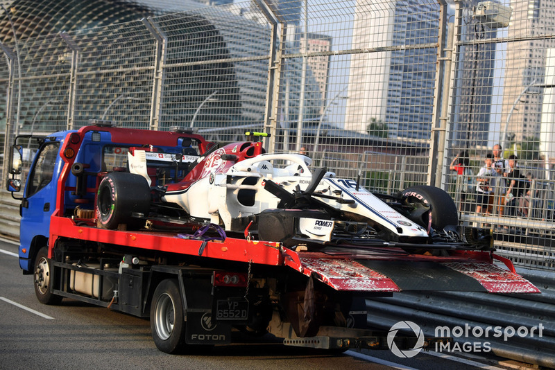 La voiture accidentée de Charles Leclerc, Sauber C37 est ramenée aux stands après les FP1