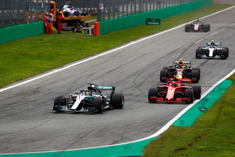 Lewis Hamilton, Mercedes AMG F1 W09, devant Kimi Raikkonen, Ferrari SF71H, Max Verstappen, Red Bull Racing RB14, Valtteri Bottas, Mercedes AMG F1 W09, et Romain Grosjean, Haas F1 Team VF-18