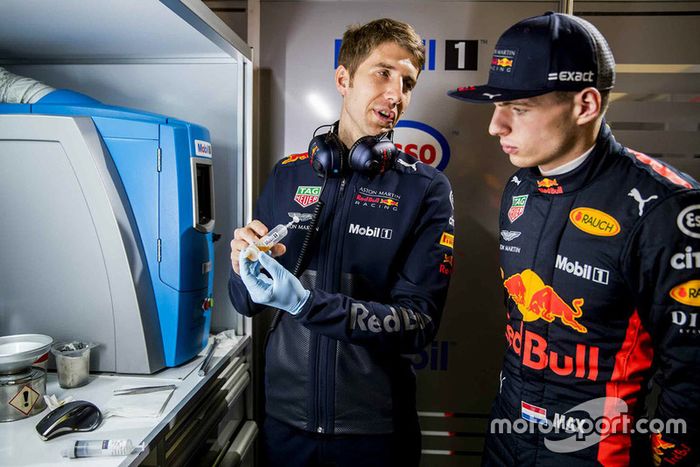 Max Verstappen, Red Bull Racing con un ingeniero de Red Bull Racing ExxonMobil 