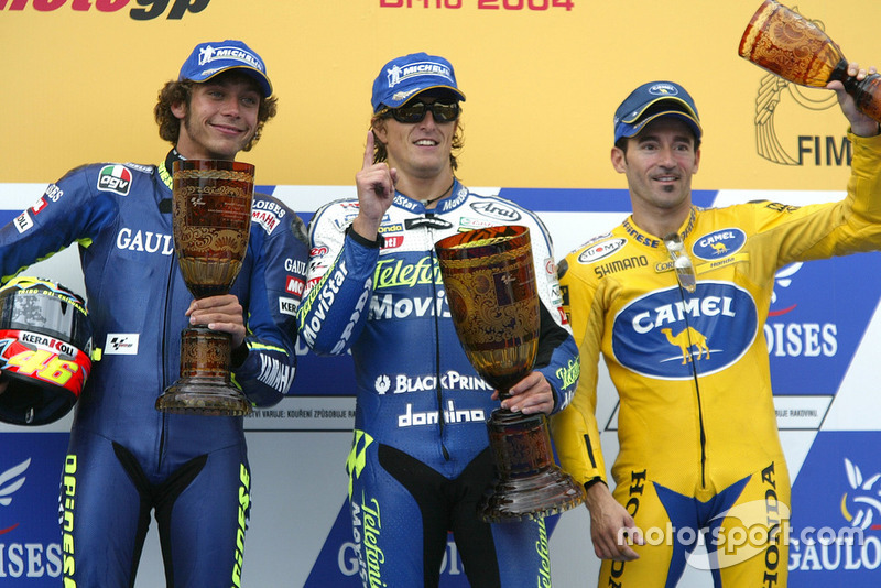 Brno 2004 podio: Sete Gibernau, Honda, Valentino Rossi, Yamaha y Max Biaggi, Honda