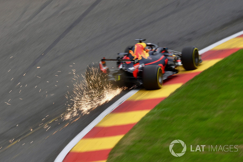 Daniel Ricciardo, Red Bull Racing RB14, provoca chispas