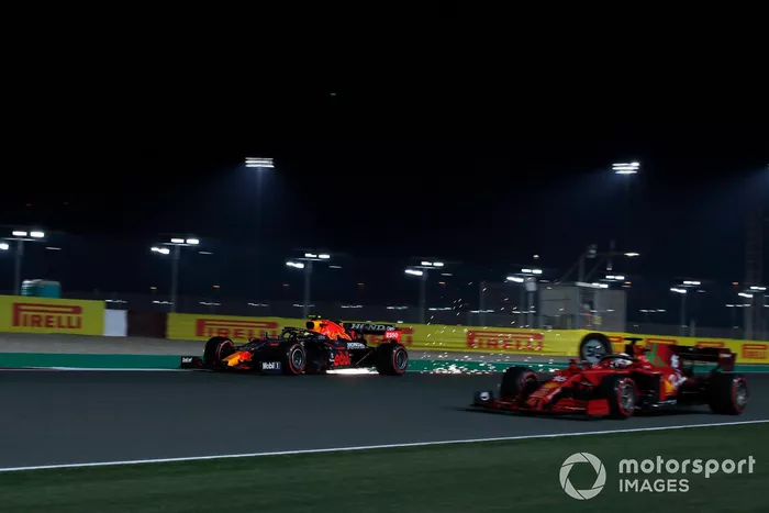 Sergio Pérez, Red Bull Racing RB16B, lanza chispas al pasar a Charles Leclerc, Ferrari SF21