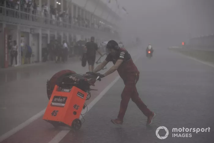 Lluvia en el pitlane