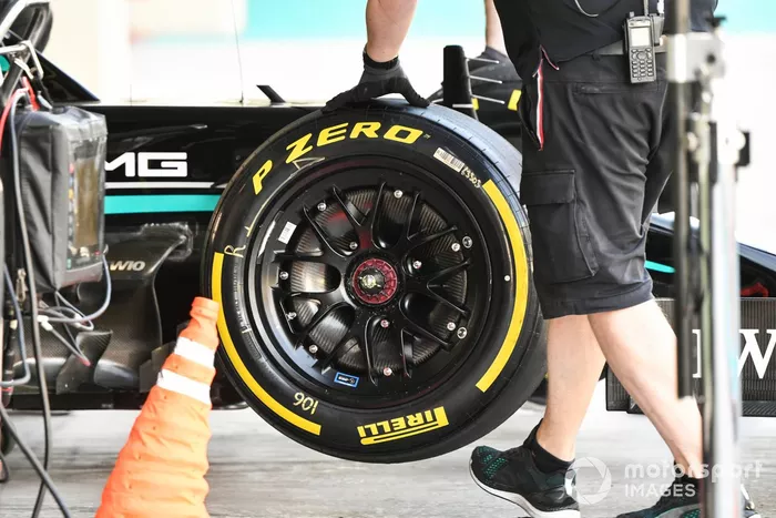 Pirelli tyre on the car George Russell, Mercedes W10 Mule 