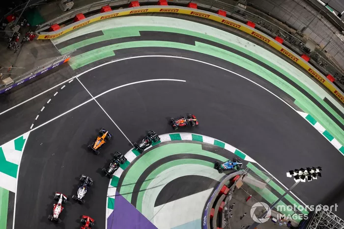 Max Verstappen, Red Bull Racing RB16B, Lewis Hamilton, Mercedes W12, Daniel Ricciardo, McLaren MCL35M, y Valtteri Bottas, Mercedes W12, en la reanudación