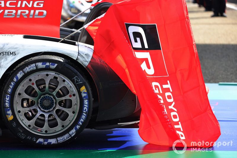 Bandera de Toyota Gazoo Racing en Le Mans