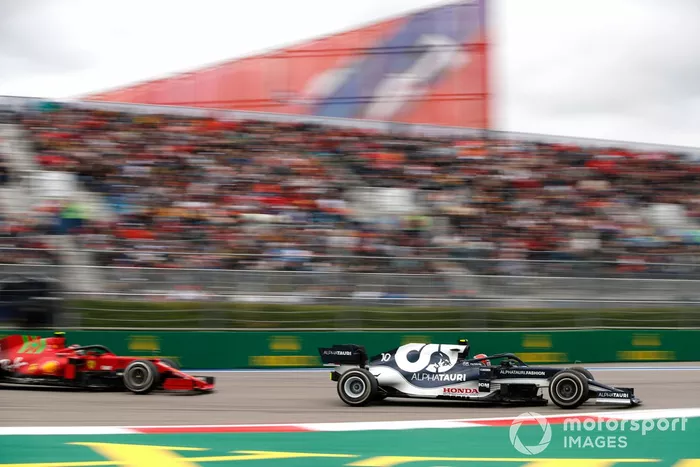 Pierre Gasly, AlphaTauri AT02, Carlos Sainz Jr., Ferrari SF21