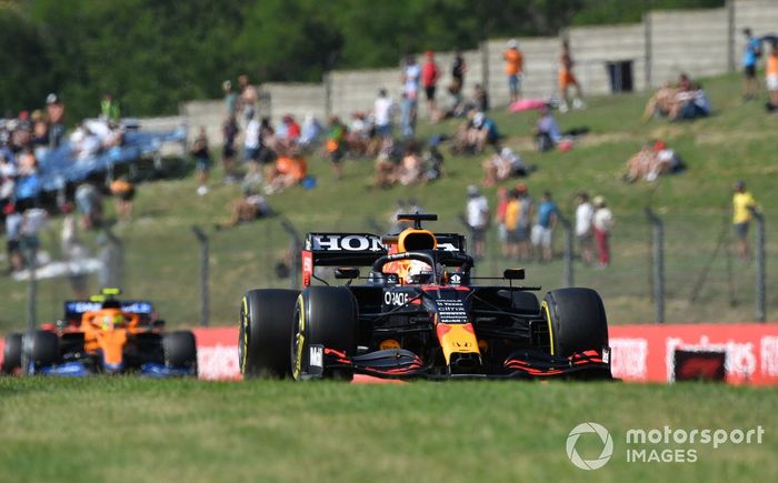Max Verstappen, Red Bull Racing RB16B, Lando Norris, McLaren MCL35M