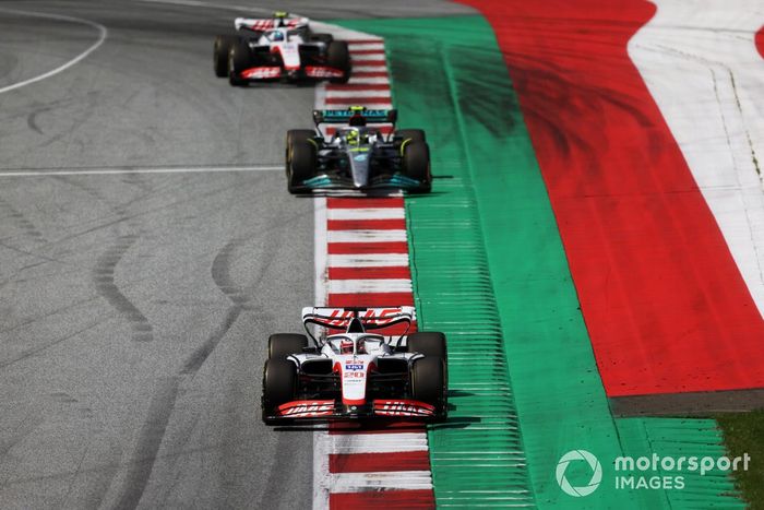 Kevin Magnussen, Haas VF-22, Lewis Hamilton, Mercedes W13, Mick Schumacher, Haas VF-22 