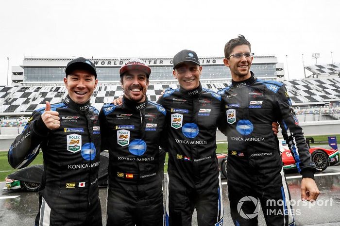 #10 Wayne Taylor Racing Cadillac DPi: Renger Van Der Zande, Jordan Taylor, Fernando Alonso, Kamui Kobayashi, victory celebration