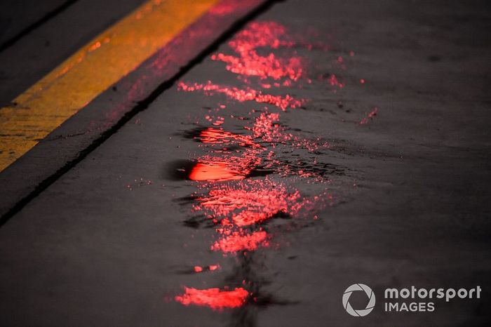 Lluvia en el pit lane