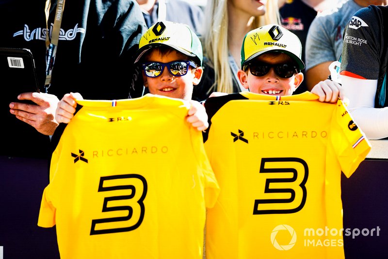 Des jeunes fans de Renault