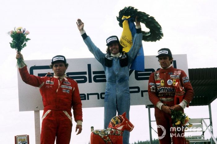 Podio: segundo lugar Jochen Mass, McLaren, ganador de la carrera Jacques Laffite, Ligier, tercer lugar Carlos Reutemann, Ferrari