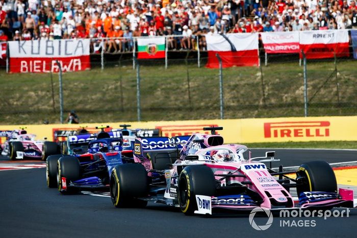 Sergio Pérez, Racing Point RP19, lidera Alexander Albon, Toro Rosso STR14, y George Russell, Williams Racing FW42