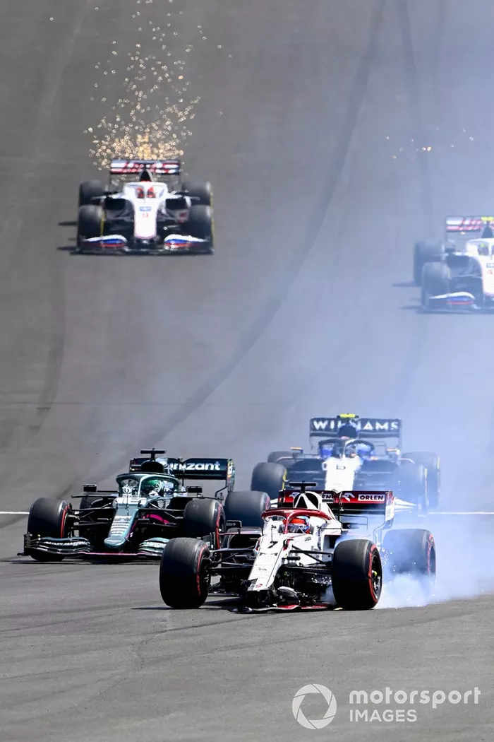 Kimi Raikkonen, Alfa Romeo Racing C41 con el alerón delantero dañado