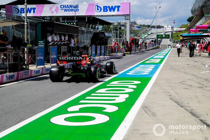 Max Verstappen, Red Bull Racing RB16B, en el pitlane
