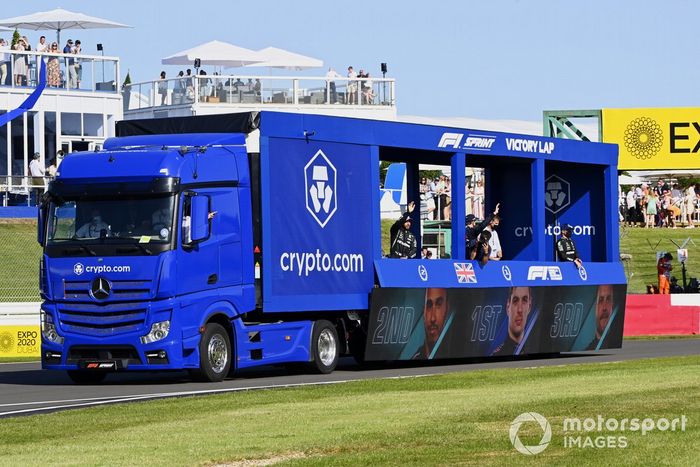 Primer lugar de la carrera Sprint Max Verstappen, Red Bull Racing, segundo lugar Lewis Hamilton, Mercedes y el tercer lugar Valtteri Bottas, Mercedes, recorren el circuito en el camión de la vuelta de la victoria tras la clasificación Sprint