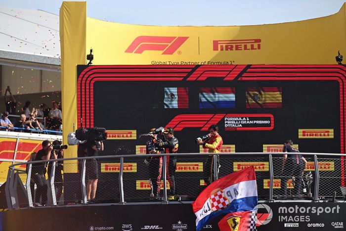 Max Verstappen, Red Bull Racing, 1ª posición, Sergio Pérez, Red Bull Racing, 2ª posición, Carlos Sainz, Scuderia Ferrari, 3ª posición, celebran en el podio con Champán.