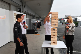 Lando Norris, McLaren ve Stoffel Vandoorne, McLaren ve Rachel Brooks, Sky TV ve David Croft, Sky TV Dev Jenga oynuyor