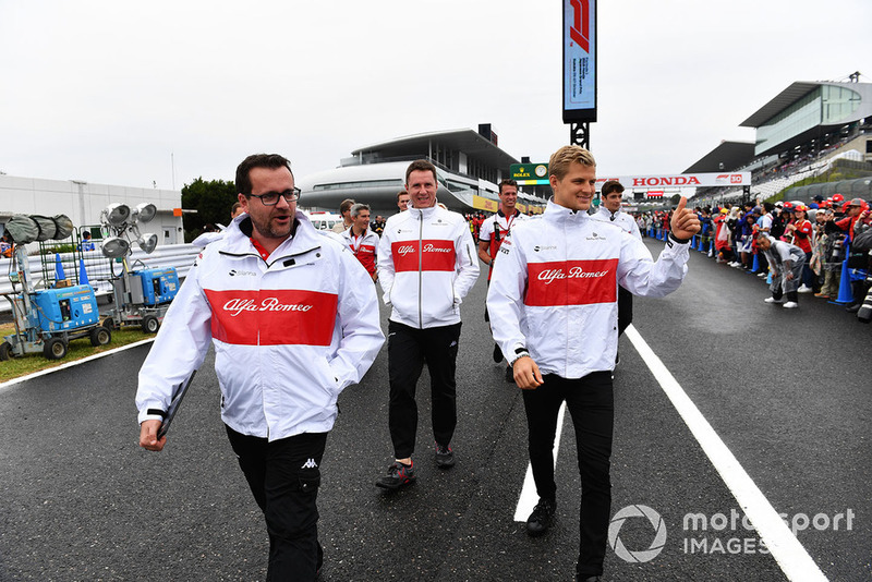 Marcus Ericsson, Sauber walks the track