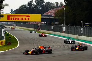 Daniel Ricciardo, Red Bull Racing RB14, devant Max Verstappen, Red Bull Racing RB14, Lewis Hamilton, Mercedes AMG F1 W09 EQ Power+, Sebastian Vettel, Ferrari SF71H, et le reste du peloton dans le tour de formation
