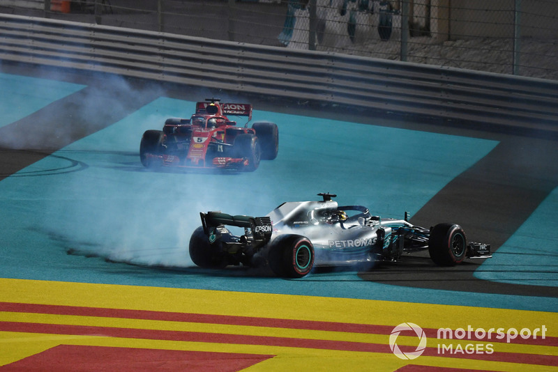 Lewis Hamilton, Mercedes-AMG F1 W09 et Sebastian Vettel, Ferrari SF71H font des donuts
