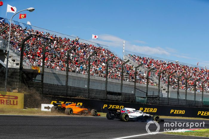 Fernando Alonso, McLaren MCL33, sale de la pista detrás Lance Stroll, Williams FW41 