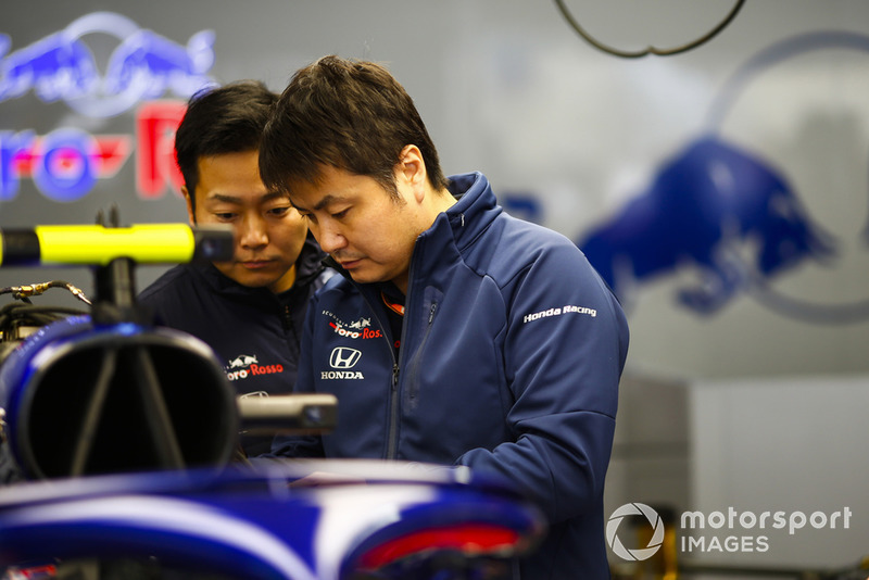 Сотрудники Scuderia Toro Rosso за работой