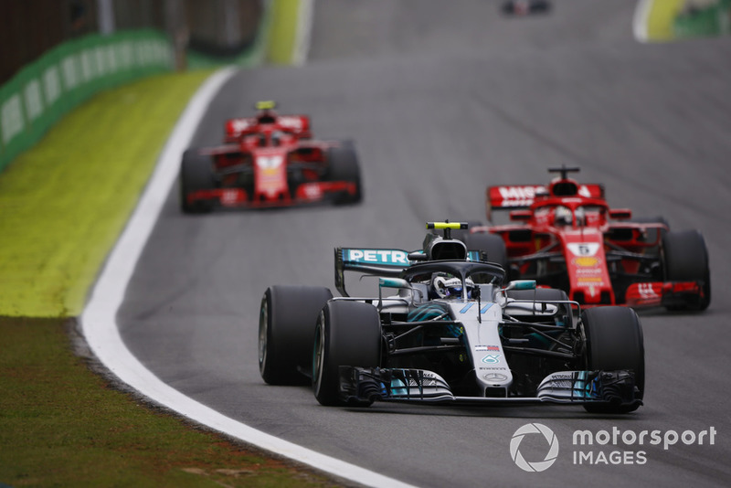 Valtteri Bottas, Mercedes AMG F1 W09, devant Sebastian Vettel, Ferrari SF71H, et Kimi Raikkonen, Ferrari SF71H.