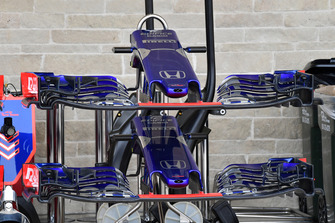 Des nez et ailerons avant de Scuderia Toro Rosso STR13