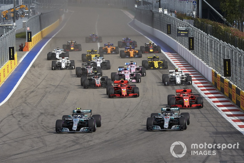 Valtteri Bottas, Mercedes AMG F1, lidera a Lewis Hamilton, Mercedes AMG F1 y Sebastian Vettel, Ferrari SF71H