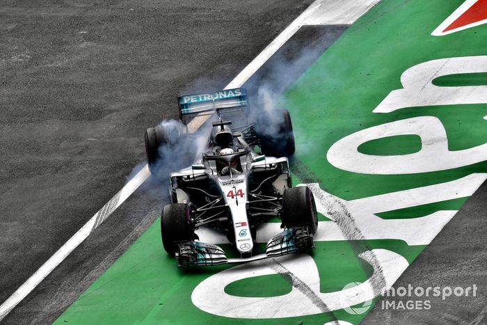 Lewis Hamilton, Mercedes-AMG F1 W09 EQ Power + celebra haciendo donas 