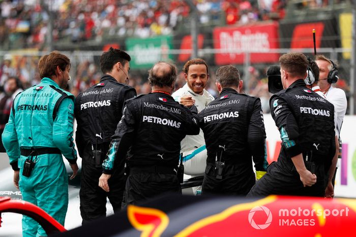 Lewis Hamilton, Mercedes AMG F1, celebra su quinto título con el equipo