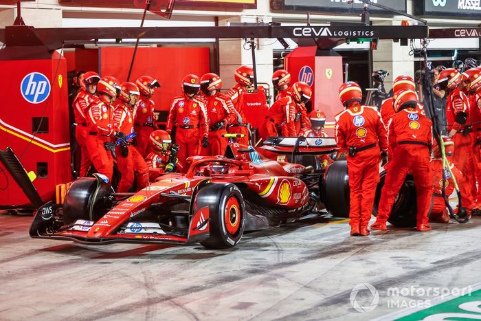Carlos Sainz, Ferrari SF-24, opuszcza pit box po postoju