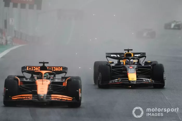 Max Verstappen, Red Bull Racing RB20 lucha con Oscar Piastri, McLaren MCL38 