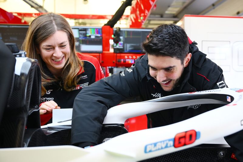 Esteban Ocon, Haas F1 Team, Laura Mueller, Ingeniera de Carrera de Haas F1
