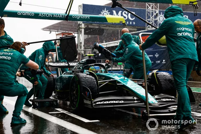 Fernando Alonso, Aston Martin AMR23, en boxes durante la FP1