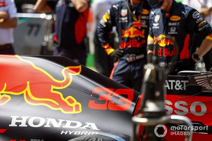 El monoplaza de Max Verstappen, Red Bull Racing RB16, en la parrilla
