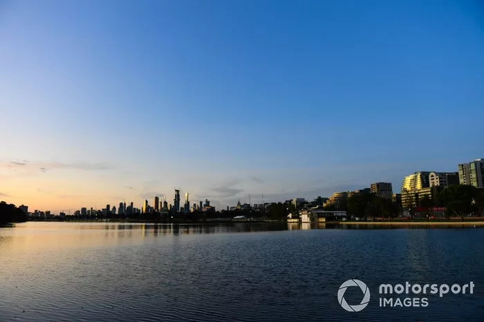 Lo skyline di Melbourne al tramonto
