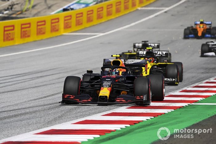 Alex Albon, Red Bull Racing RB16 y Esteban Ocon, Renault F1 Team R.S.20 