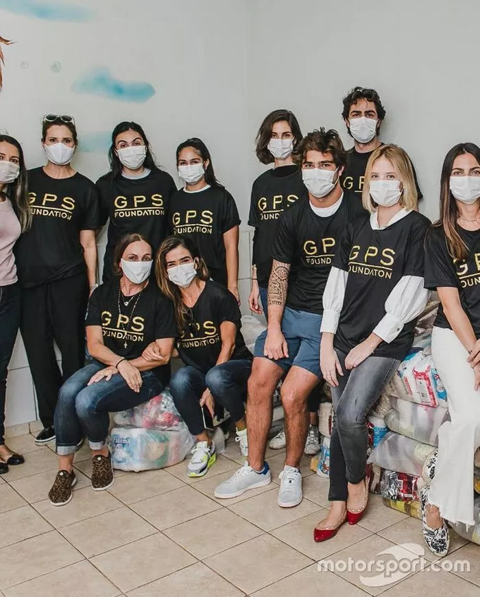 Pilotos Pedro e Laszlo Piquet e outros membros da família em ação solidária