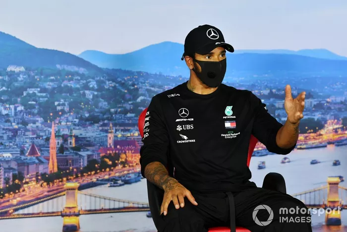 Lewis Hamilton, Mercedes-AMG Petronas F1 en la conferencia de prensa de calificación