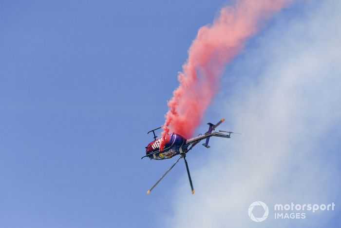 El MBB Bo 105C de los Flying Bulls pasa por el circuito