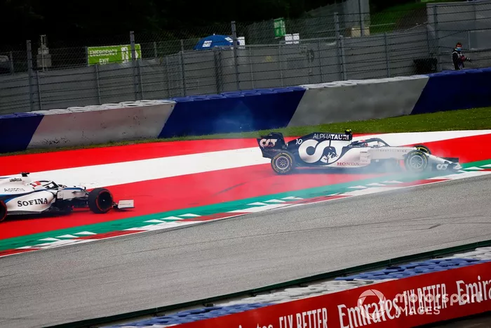 Daniil Kvyat, AlphaTauri AT01, trompea delante de George Russell, Williams FW43